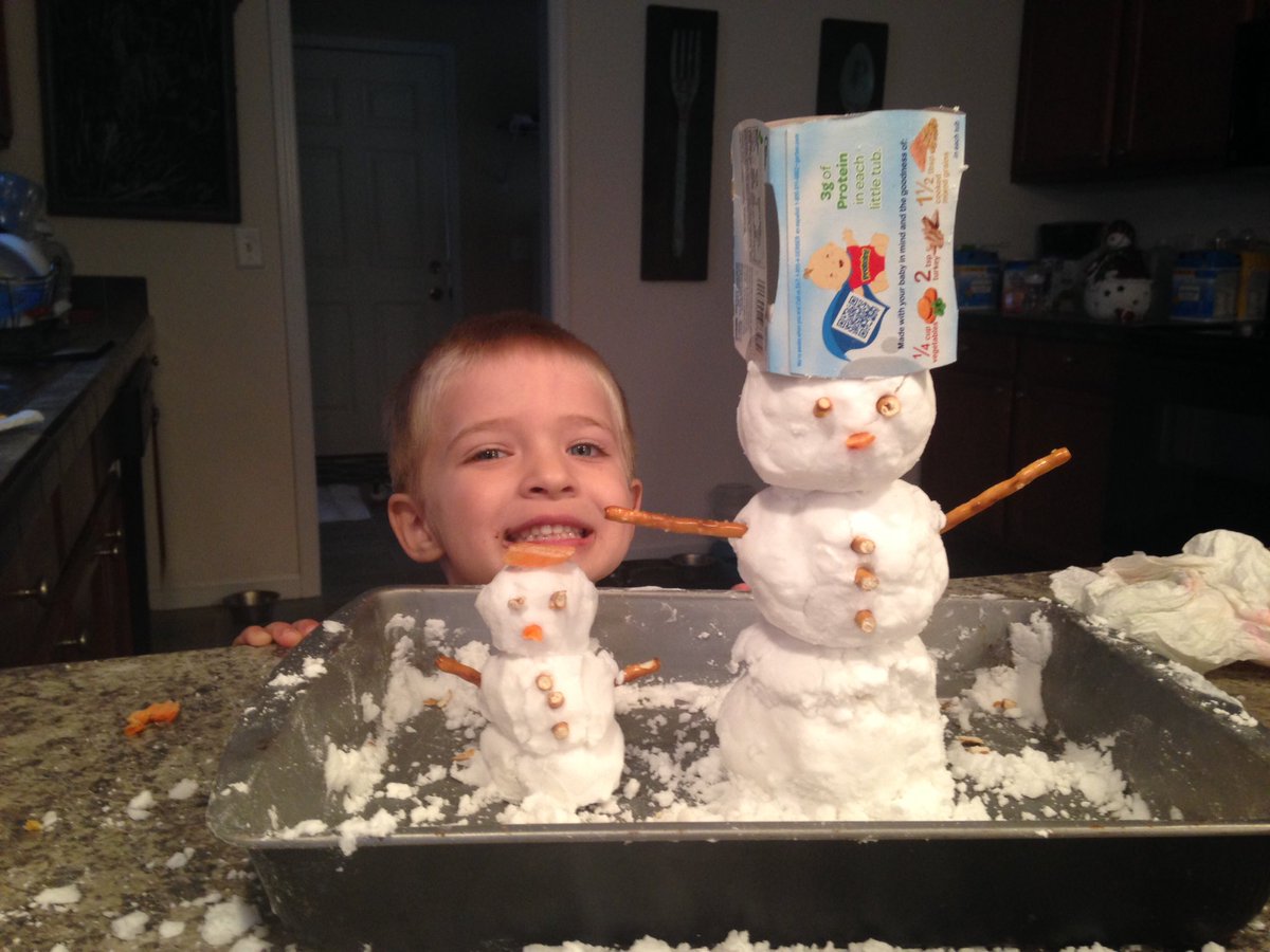 clarkie_3's tweet photo. Merry Christmas from my buddy Trey! #HomeMadeSnow #Snowmen #MawMawAndPinterest https://t.co/juncxZsgZT