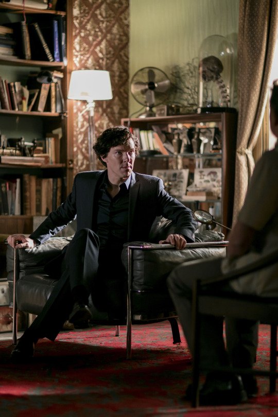 ninagoe's tweet photo. Another promo pic I'm most interested in. The client (or who #Shrlock talks to) looks C.Smith (Toby Jones) to me 😵https://t.co/bMBAMUuklI https://t.co/CmLrHmWMHs