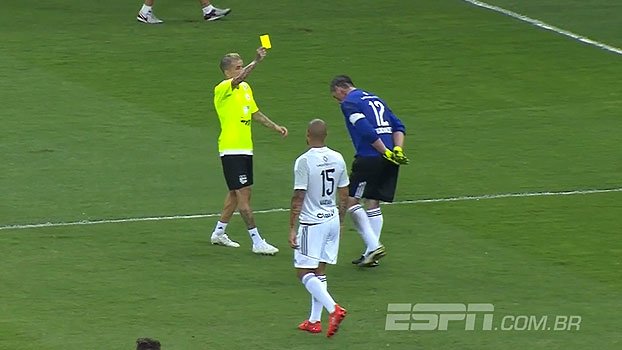 ESPNBrasil's tweet image. Sálvio passa cartão para D'Alessandro que aplica amarelo em Pato Abbondanzieri es.pn/2ht5pgp