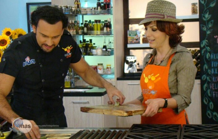 teamfloresmxesp's tweet photo. Muy divertida @LauraFloresMx  en la cocina del #ChefOropeza https://t.co/d5kUXMwv1l