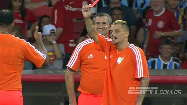 ESPNBrasil's tweet image. D'Alessandro 'ataca' novamente, expulsa juízes e vira árbitro do amistoso es.pn/2i2H6qD