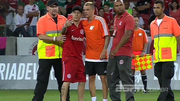 ESPNBrasil's tweet image. Torcedor invade gramado e D'Alessandro interrompe seguranças para tirar foto es.pn/2hbICYR