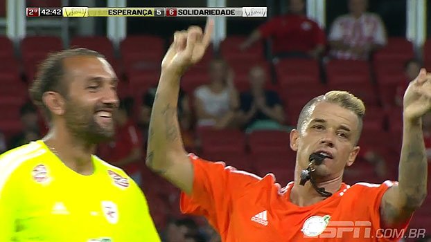 ESPNBrasil's tweet image. Hoje não! D'Alessandro proíbe vaias para Barcos e pede aplausos para ex-gremista es.pn/2hepICs