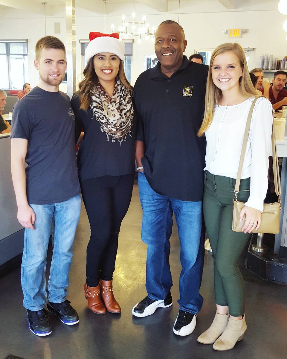 JustSelene's tweet image. 3 Battalion Commanders, 1 Army Instructor, 4 Amigos--some things never change. Three of my favorite people in one picture ❤😊 #firstsergeant