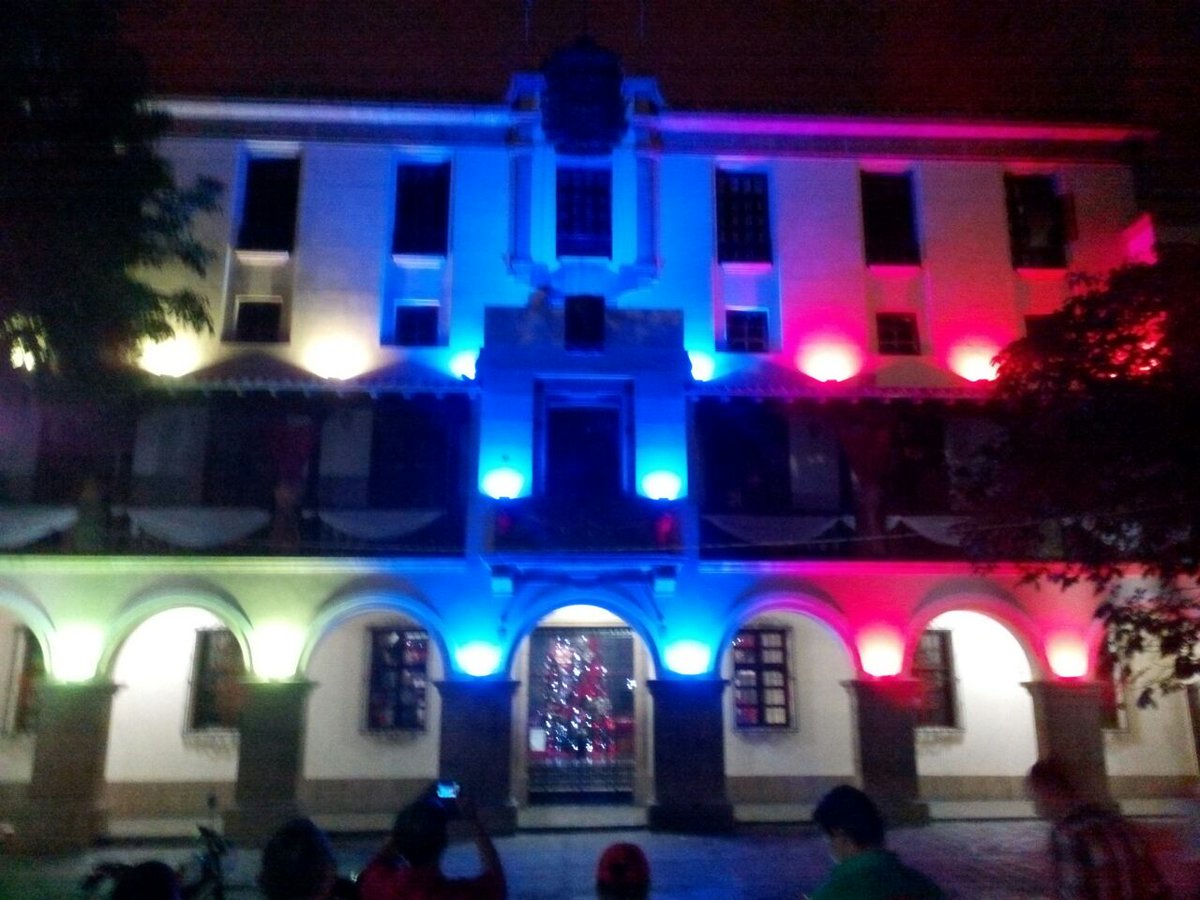 ivanrive3's tweet photo. #Mérida El@GobAlexisR a través d @CORMETUR colocó #lucesInteligentes en fachada d la Gobernacion para realzar el #CascoHistorico d la ciudad https://t.co/UFaH2g0hUf