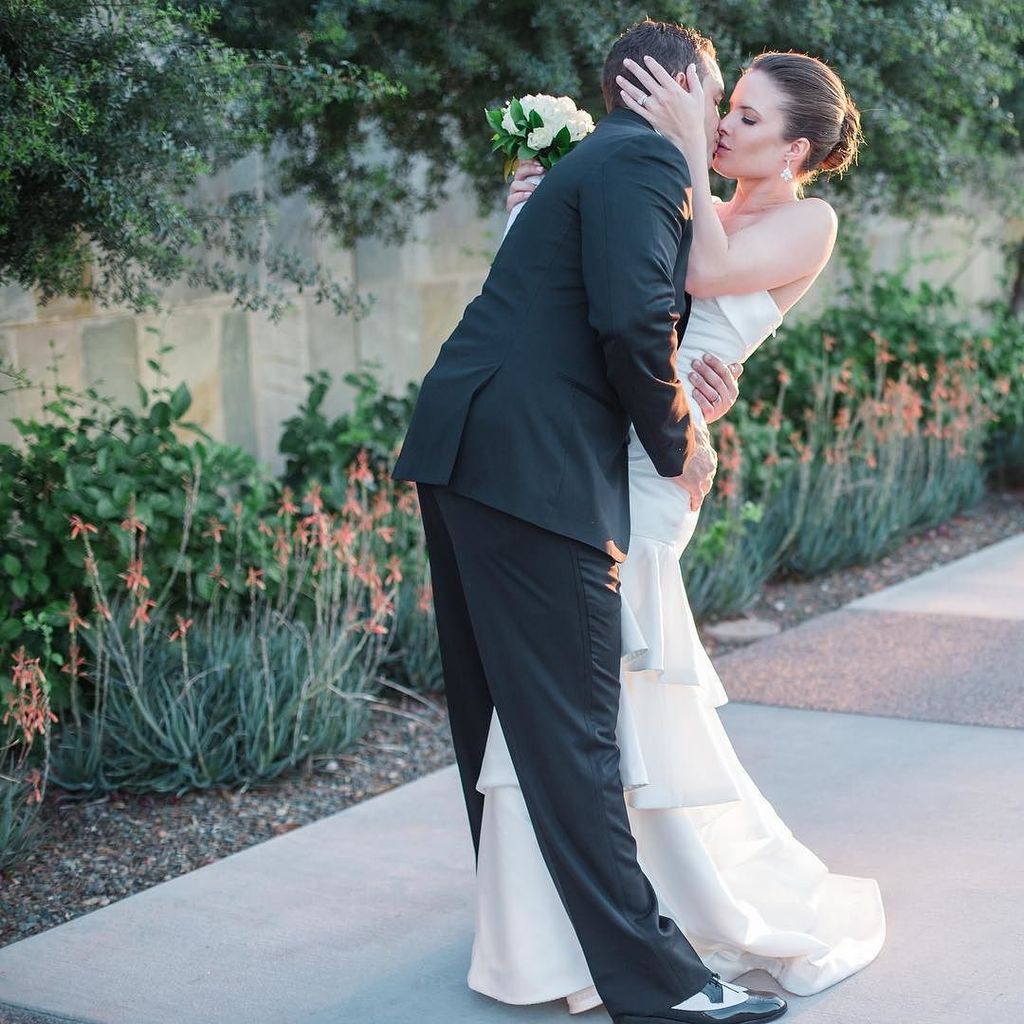 Take a dip! We are loving the elegant Hollywood glam of Taylor and Andrew’s wedding at @so… ift.tt/2hX27px