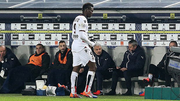 ESPNBrasil's tweet image. Veja os principais lances e a expulsão de Mario Balotelli no empate do Nice es.pn/2i2JzBq