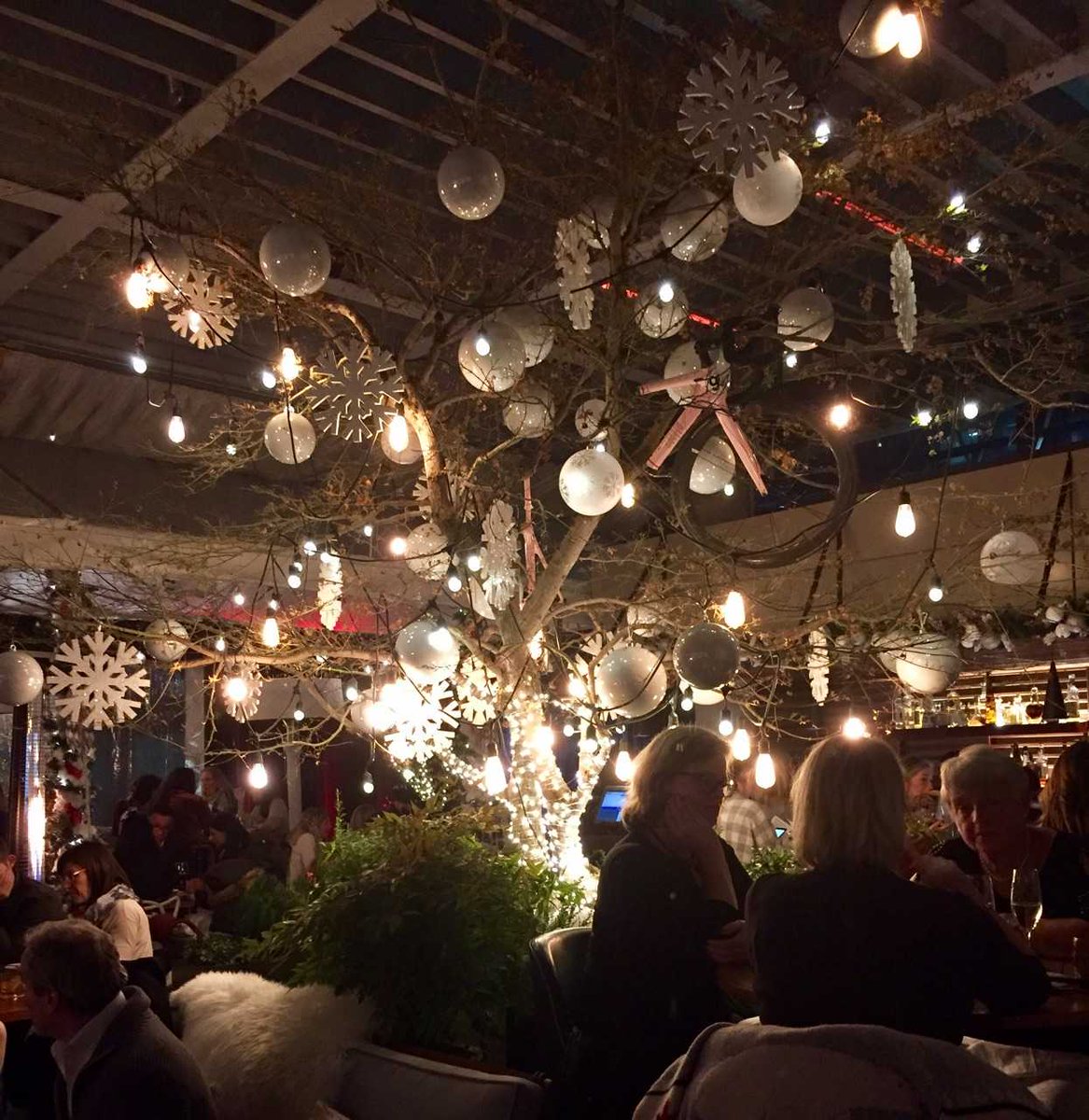 RT <a href="/tupper_cecilia/">Cecilia Tupper</a>: Loving the pop up Holiday decor @reflectionsloungehotelgeorgia!  whooo! <a href="/trinaprior/">Trina Prior</a> <a href="/leahinvan/">Leah Nyrose</a>