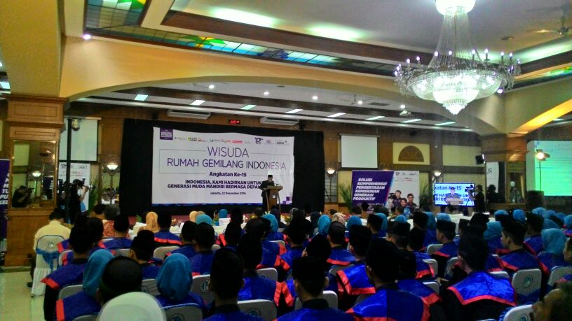 senyoemdunk's tweet photo. Bertepatan dgn hari ibu, pagi ini dilaksanakan #Wisuda15RGI di Aula Buya Hamka https://t.co/0JkFsf4Imf