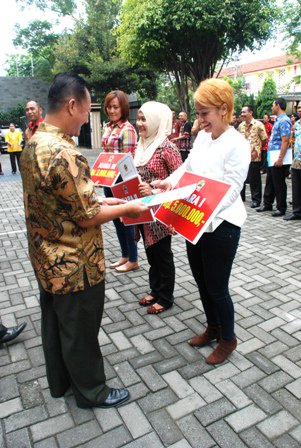 Penyerahan Hadiah oleh Bp <a href="/YaBudeng/">Budi S Dinpora</a> dlm Pemilihan Sanggar Kebugaran Terbaik Tk. Jateng 2016 more dinpora.jatengprov.go.id/article/view/2…
cc <a href="/ganjarpranowo/">Ganjar Pranowo</a>