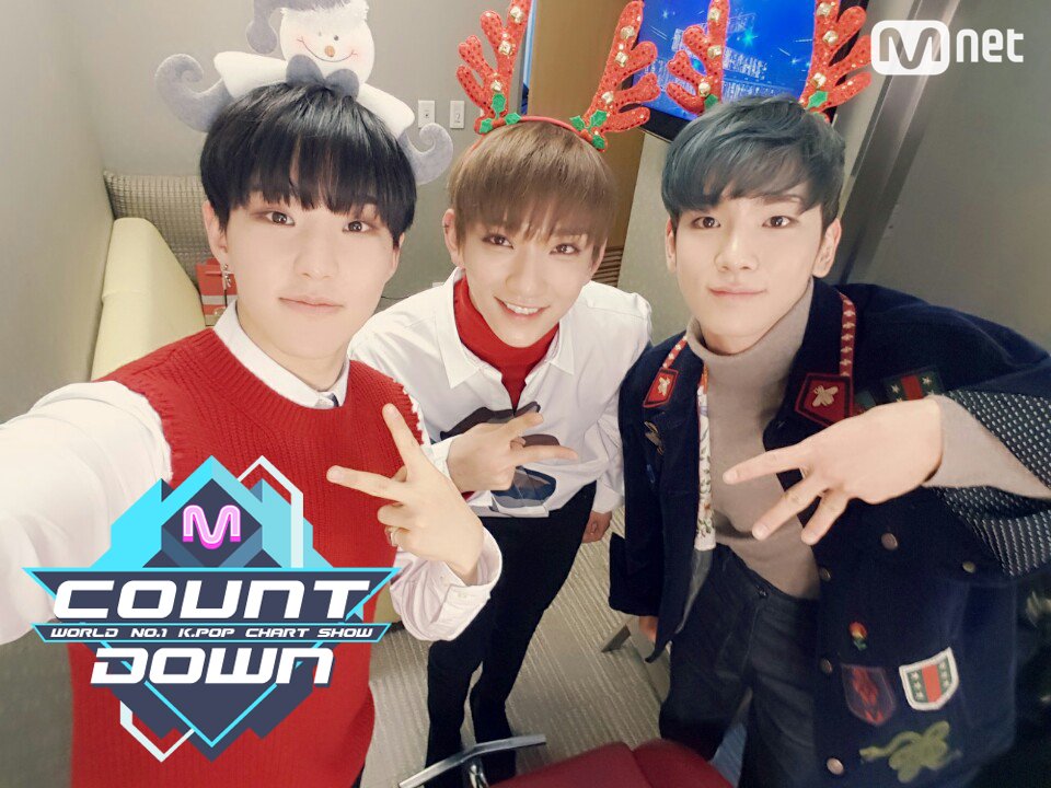 MnetMcountdown's tweet photo. 크리스마스 당일 보다 더 크리스마스 같은 오늘의 스페셜MC!! #세븐틴 완댜님 #조슈아 와 #샤이니 성덕 중에 성덕! 10시 10분 #호시 군!! 리허설 부터 찰떡 호흡을 자랑한 그들! 오늘 6시 #엠카운트다운 과 함께 해요~!! https://t.co/qq6W27LRBc