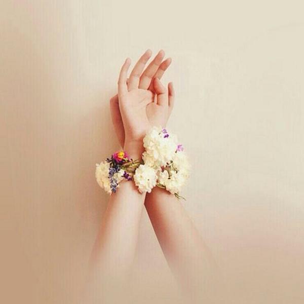 laon_dd's tweet image. 최애 손목에 꽃수갑 해주세요...ㅠㅠ 이거 넘 좋아