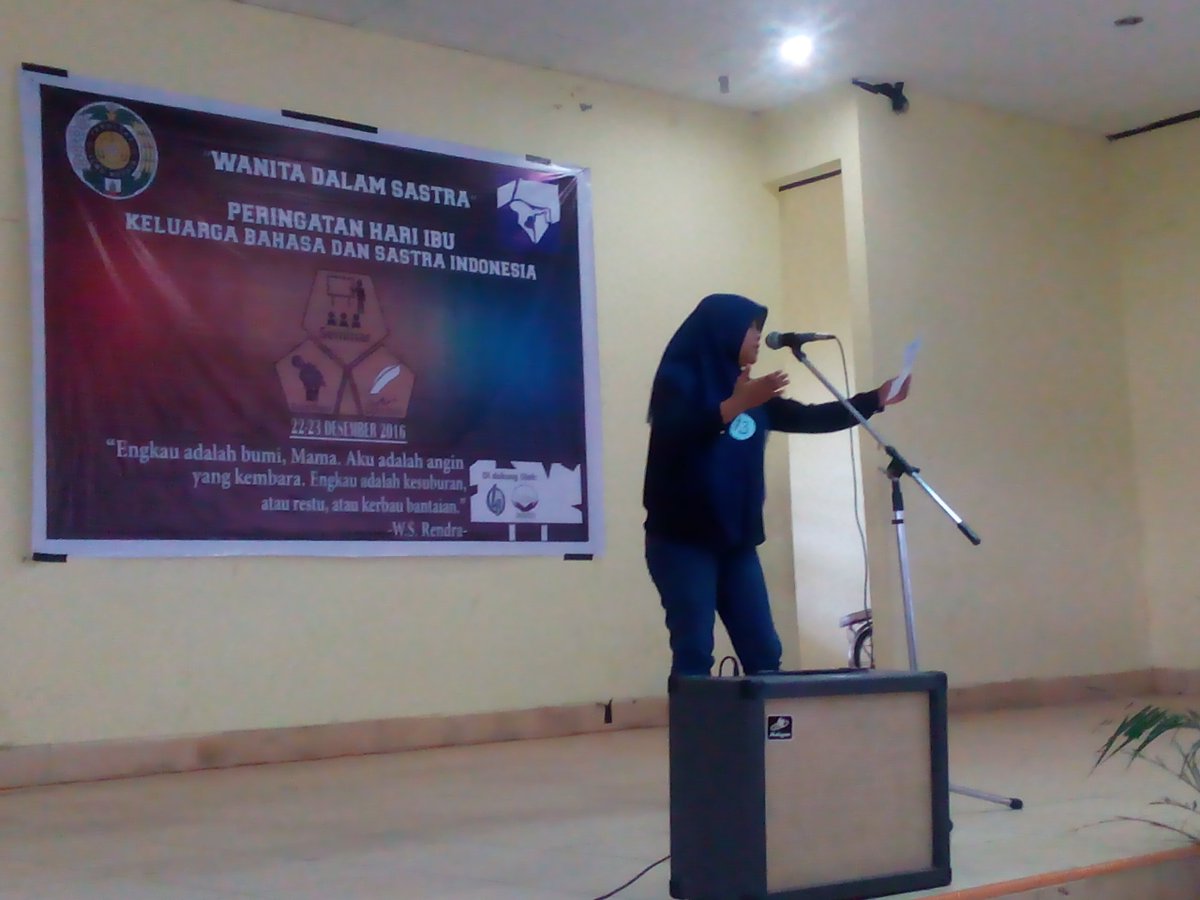 LIVE REPORT.
Sedang berlangsung lomba baca puisi di pagelaran FIB USU.