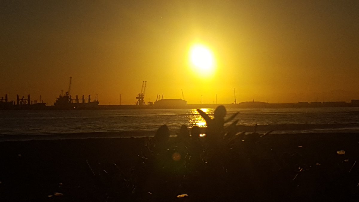 Merchedemelilla's tweet photo. 🌞en el primer  #AmaneceMelilla  del invierno
#ComparteTuAmanecer #ColaboradoresDelTiempo  @tiempobrasero @ElTiempoA3 @lancelot_xbal https://t.co/VVkJiHL700