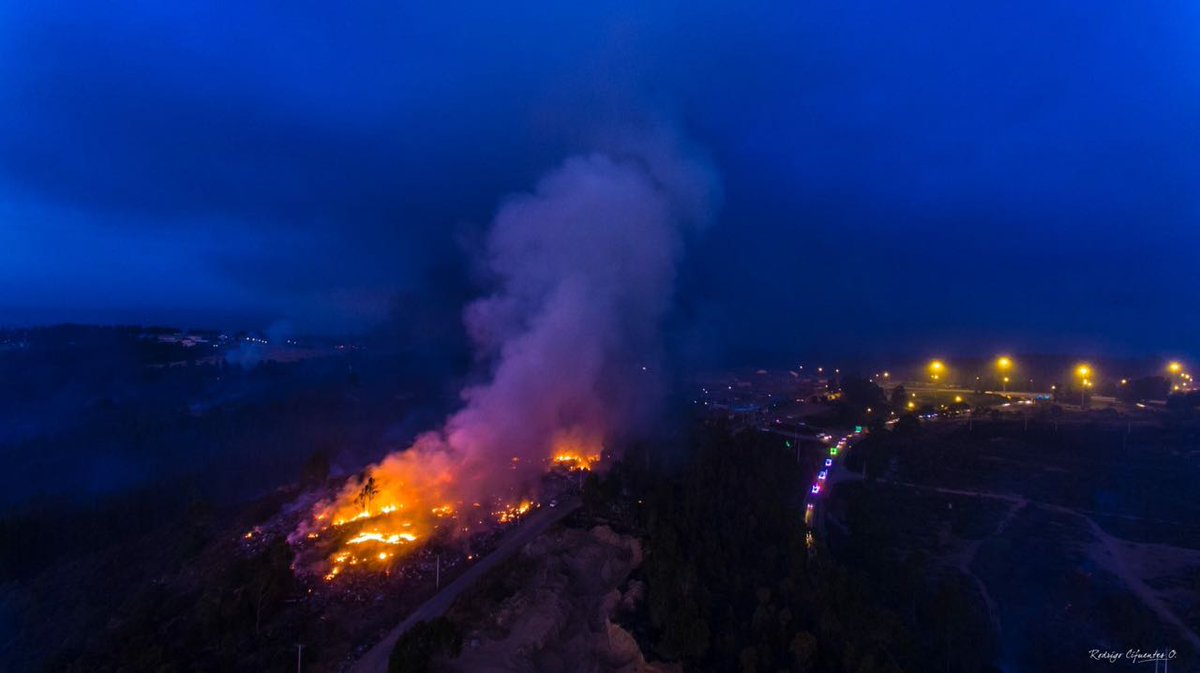 AlejandroAllenA's tweet photo. FOTO: #SanAntonio Incendio forestal Bellavista Brasil San Antonio y Cartagena, fuera de control (Foto @RCifuentesO ) @reddeemergencia https://t.co/Yq4vMX6HwI