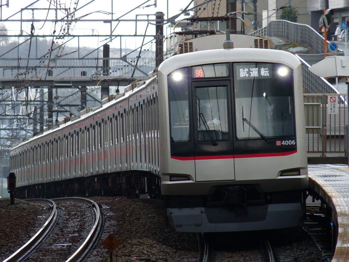 ty_8039's tweet photo. 藤が丘にて。
天望歌舞伎ラッピングの51062編成、
試運転の4106編成、
緑のしんちゃん、51059編成。
#51062F #51059F #4106F #クレヨンしんちゃん #田園都市線 https://t.co/ujKlonXPEY