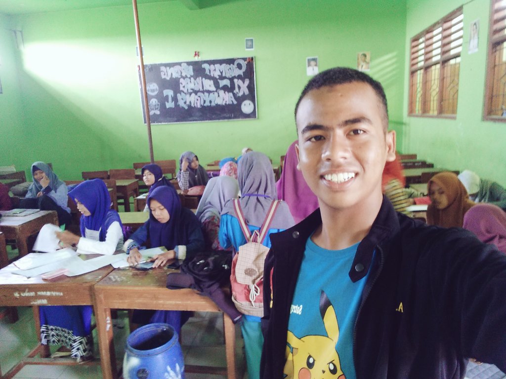 Adyriyo2Ahmad's tweet photo. Hari libur kerja kelompok  . Biar nambqh pengetahuan tentang akuntansii..  

#akt2 https://t.co/GGYUGbkDb5