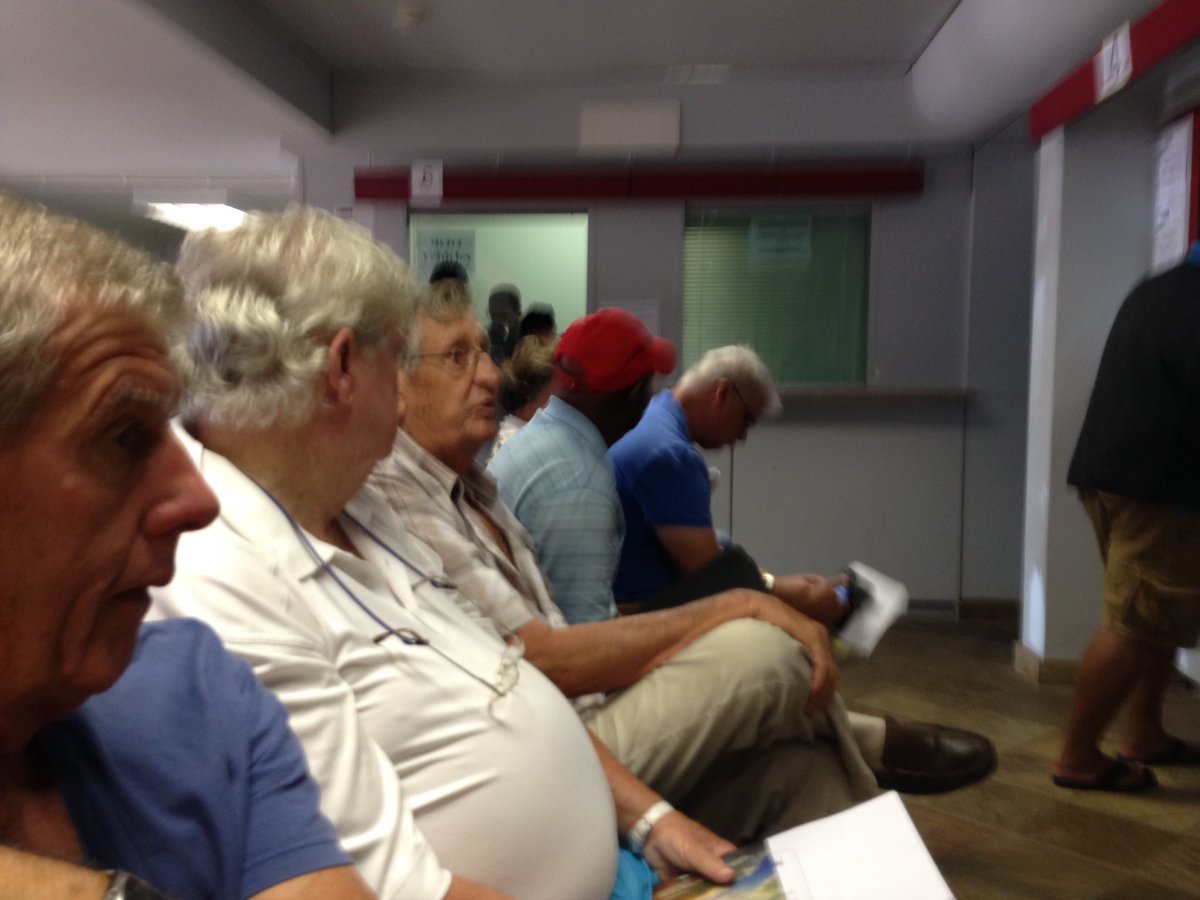 MorneStriker's tweet photo. My view after 2.5 hours in the q to renew my vehicle license! #rediculous #cityofcapetown #yousuck #olympicwinner https://t.co/WqVfDw7Ec6