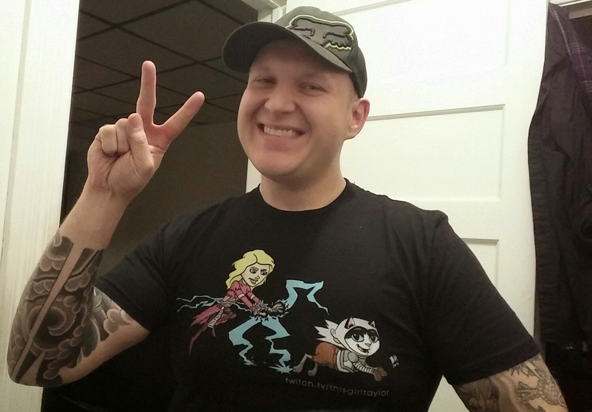 MnkyLvr's tweet image. Won this dope-ass shirt thanks to @thisgirltaylor_ 😍🐬 And this guy, too @themattypure 😉🐙 #topstreamer #cheesin #slightlydrunk #tommy4life