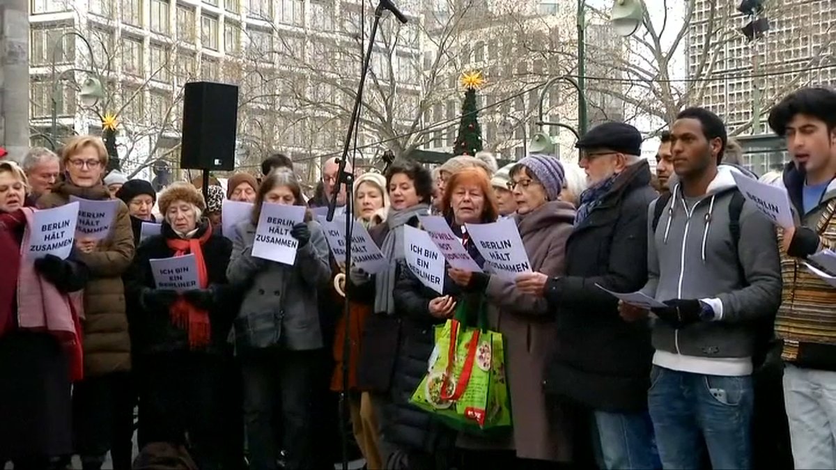 BFMTV's tweet photo. En vidéo - Berlinois et réfugiés chantent "We are the World" à l'unisson
https://t.co/v9SCcz4HBh https://t.co/wUmXPMYWrK