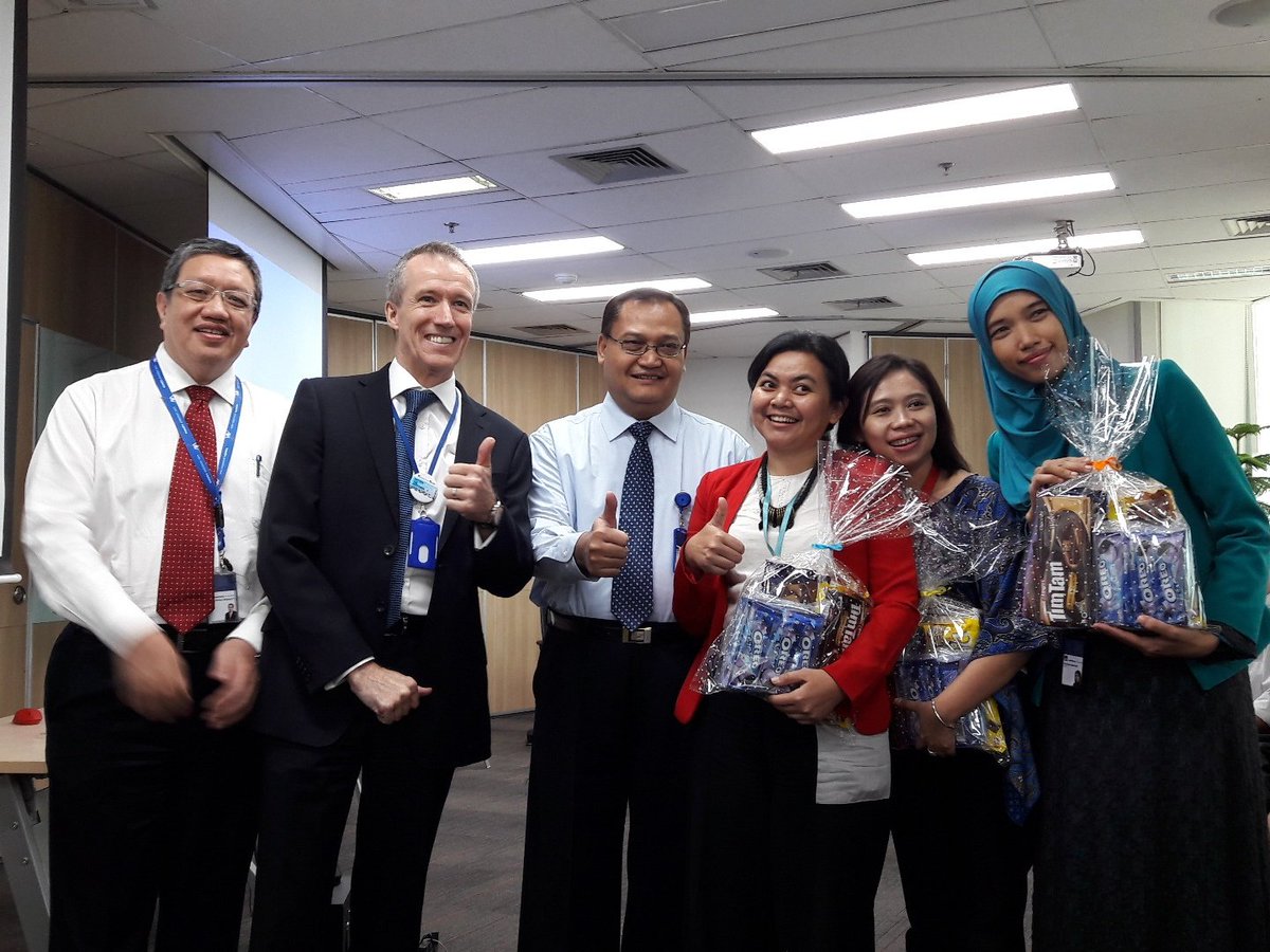 b37fc1d5e92e4c3's tweet photo. Photo with leader #LunchLearnManager #proudofaxa https://t.co/qJhMwFNlC3