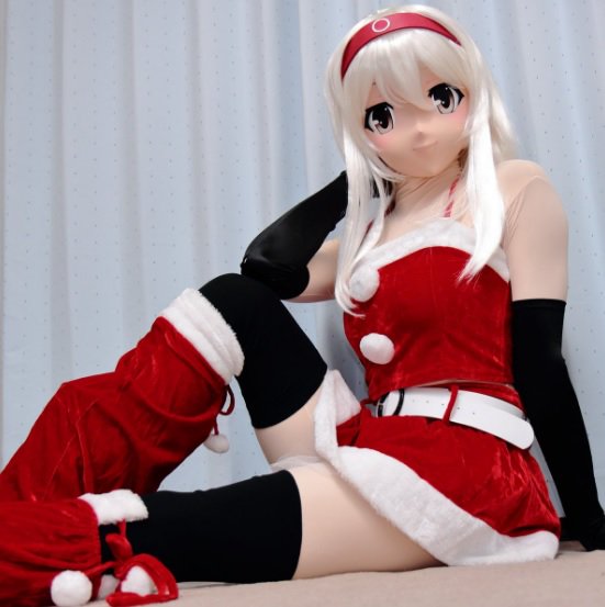顔見なければ普通にコスプレ美女。