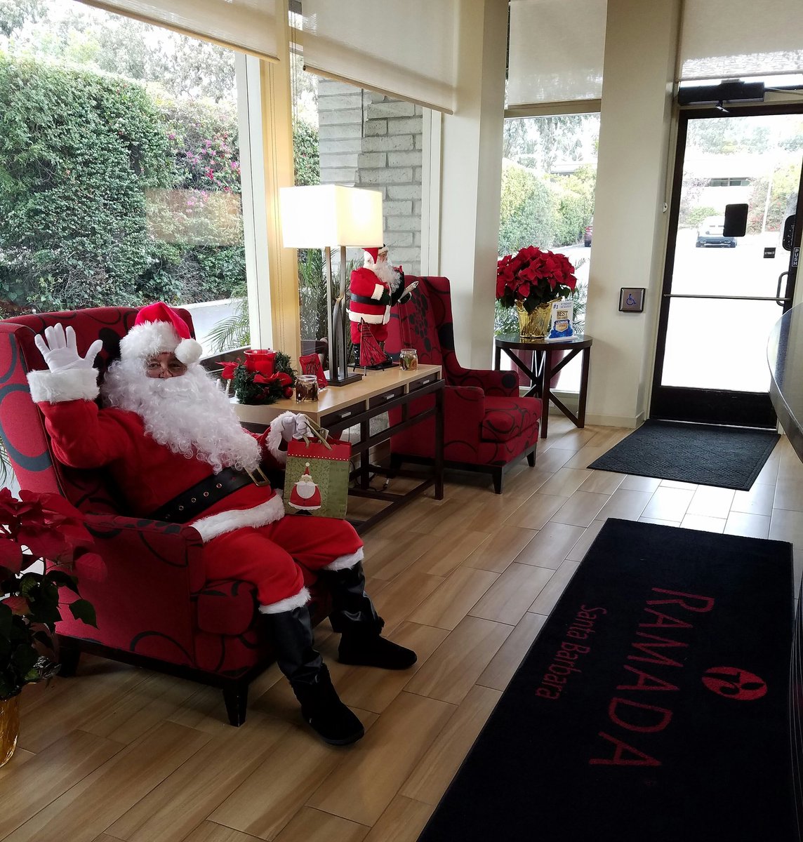 sb_tvgal's tweet photo. π
β€πββπ Can you keep a secret?? #SantaClaus is checking in at @sbramada #christmasspirit #funwithsanta #MrSantaBarbara @DrewWakefield πππ https://t.co/uTwOkWdWck