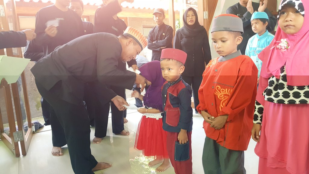 DKP_BWI's tweet photo. Dkp bersholawat dlm rangka hari jadi Banyuwangi ke-245 dirangkai dgn santunan anak yatim @banyuwangi_kab @a_azwarnas @ipukfdani https://t.co/XAjG3BqunN