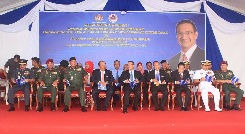 MINDEFMalaysia's tweet photo. Majlis Perasmian Bangunan MiDAS telah disempurnakan oleh DS @HishammuddinH2O.
turut hadir DS @mjoharibaharum ,KSU @arahimradzi Dan PAT. https://t.co/YvzOkV9akr