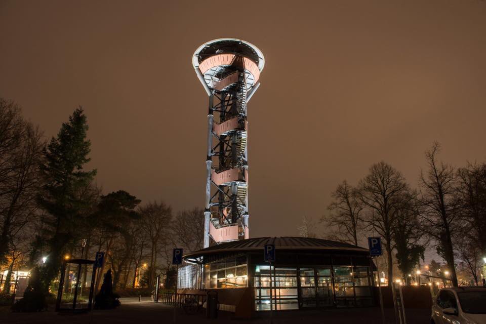 De uitkijktoren op het Veluwetransferium is sinds kort ook verlicht. Ziet er goed uit <a href="/gem_nunspeet/">Gemeente Nunspeet</a> #winterlicht #nunspeet #veluwe