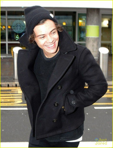 iStyles1D's tweet photo. Winter coat harry gives me life, bless winter coat harry ⛄️
#WeMiss1DComeBack https://t.co/5f8IGIK2RV