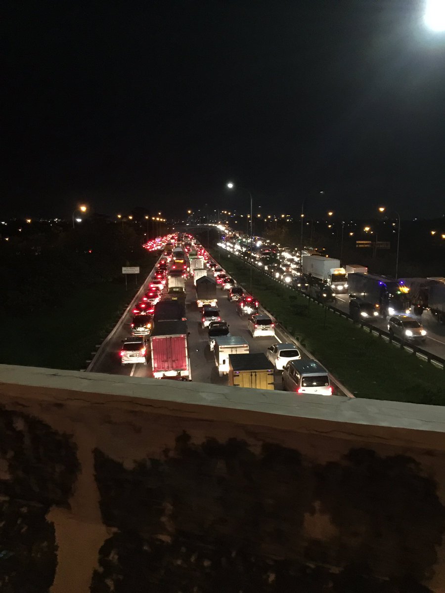 Tol Jorr kedua arah sangat padat! Diambil dr atas interchange tmii-pdk indah