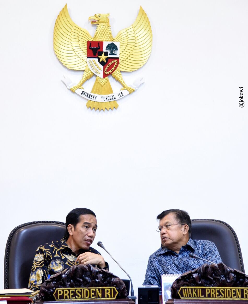 jokowi's tweet photo. Tindak tegas siapa saja yg mencoba mengganggu masyarakat yg beribadah menjelang Natal dan mereka yg merayakan Tahun Baru -Jkw https://t.co/iFzegv4RI8