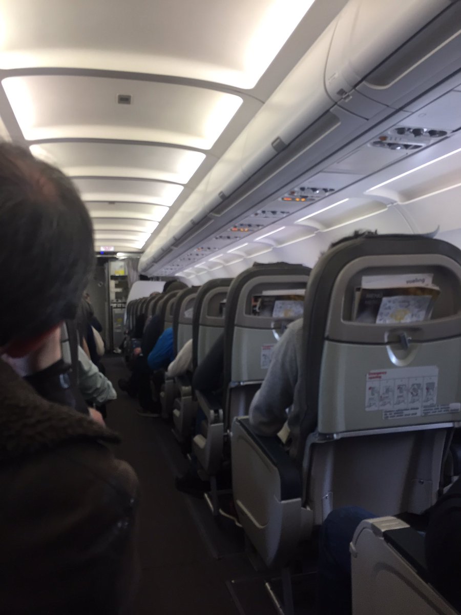 anarrv's tweet photo. Como siempre con @vueling, 1 hora y pico de retraso. Te hacen empezar las vacaciones de navidad de mal humor. Gracias 😉#vueling #retrasos https://t.co/e0E4HX0kS9