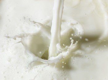 ArlaFoodsUK's tweet image. Arla increases milk price for Jan by 1.51p per litre, 5th increase in as many months and 31% uplift since 1 Sept goo.gl/CykGTP