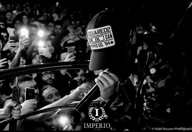 Sch_Mathafack's tweet photo. Tu m'as vu chanter dans ta ville pour 15000, avec un rebeu frisé 🎤 #LeA #645i https://t.co/apDLteoCW6