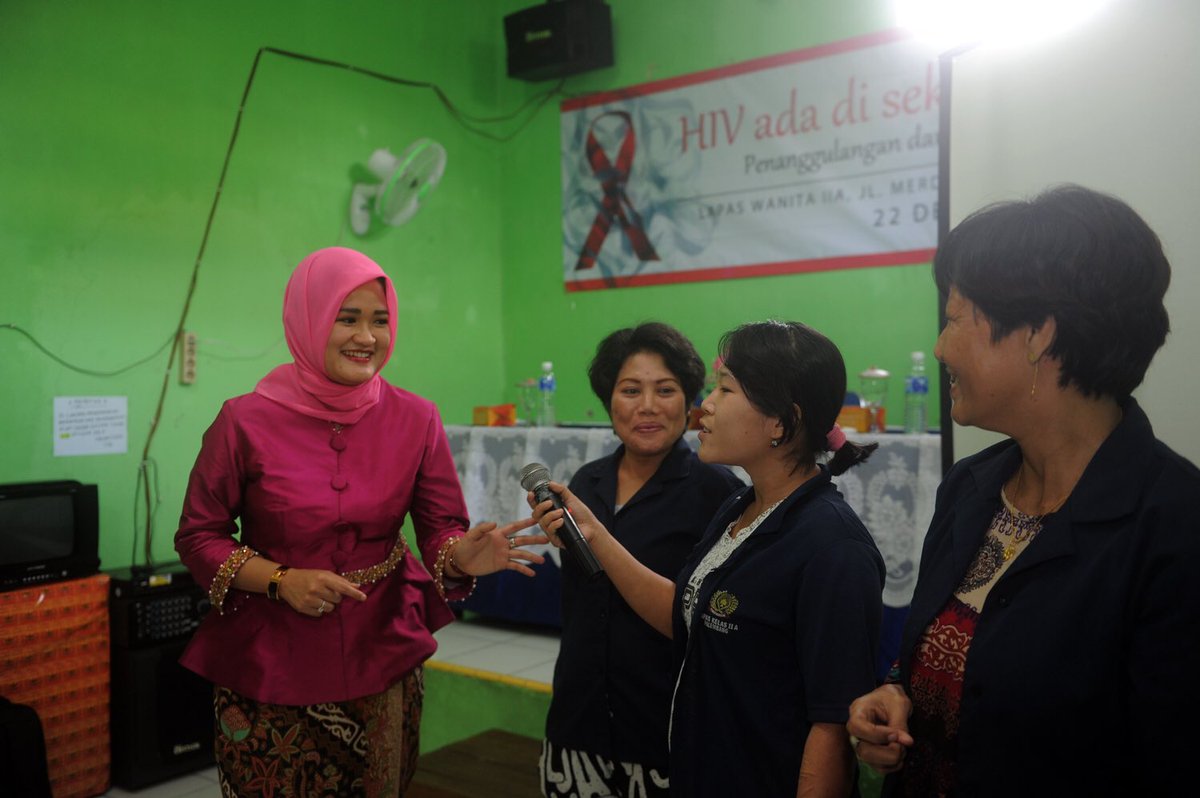 AgusfotoSumsel's tweet photo. Founders Salsabila Community @LuryAlexLaw mengunjungi Lapas Wanita Palembang, bertepatan dgn Hari Ibu 22 Desember 2016. https://t.co/UHlFFdEdYW