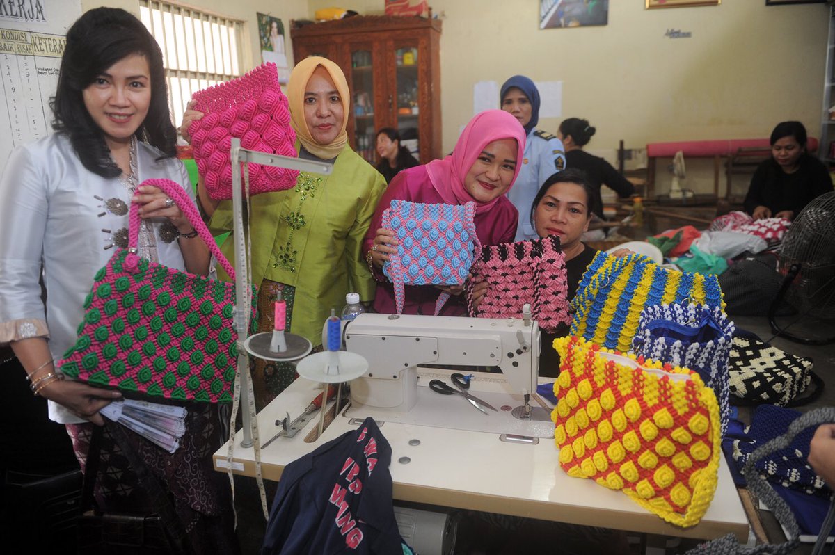 AgusfotoSumsel's tweet photo. Founders Salsabila Community @LuryAlexLaw mengunjungi Lapas Wanita Palembang, bertepatan dgn Hari Ibu 22 Desember 2016. https://t.co/UHlFFdEdYW