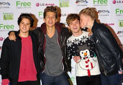 TheVampsband's tweet photo. #TbThursdayXmasVamps 😬 https://t.co/nCqU4f49zI