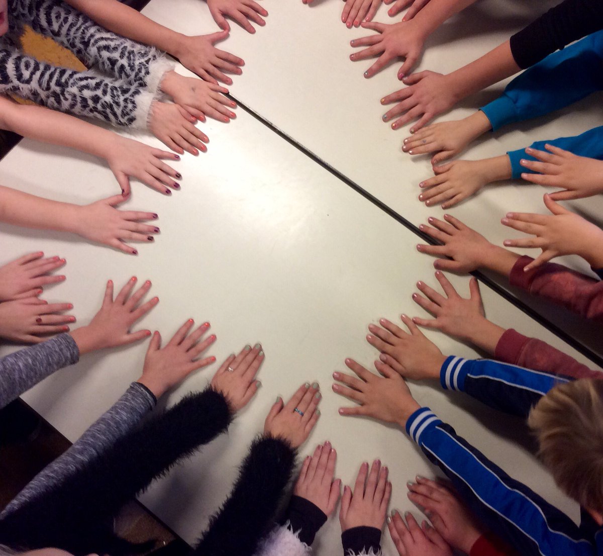 OBSDeFontein's tweet photo. De kinderen van groep 5 lakten vandaag hun nagels voor Tijn en @SeriousRequest €0,10 per gelakte nagel  #lakaan #heelhollandlakt https://t.co/hjJSmqifsK