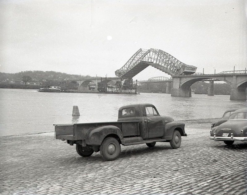 visitchatt's tweet image. A rare look at the old cobblestone riverfront at Ross' Landing AND the Market Street Bridge raised. Ever seen it up? PC: PicNooga #TBT