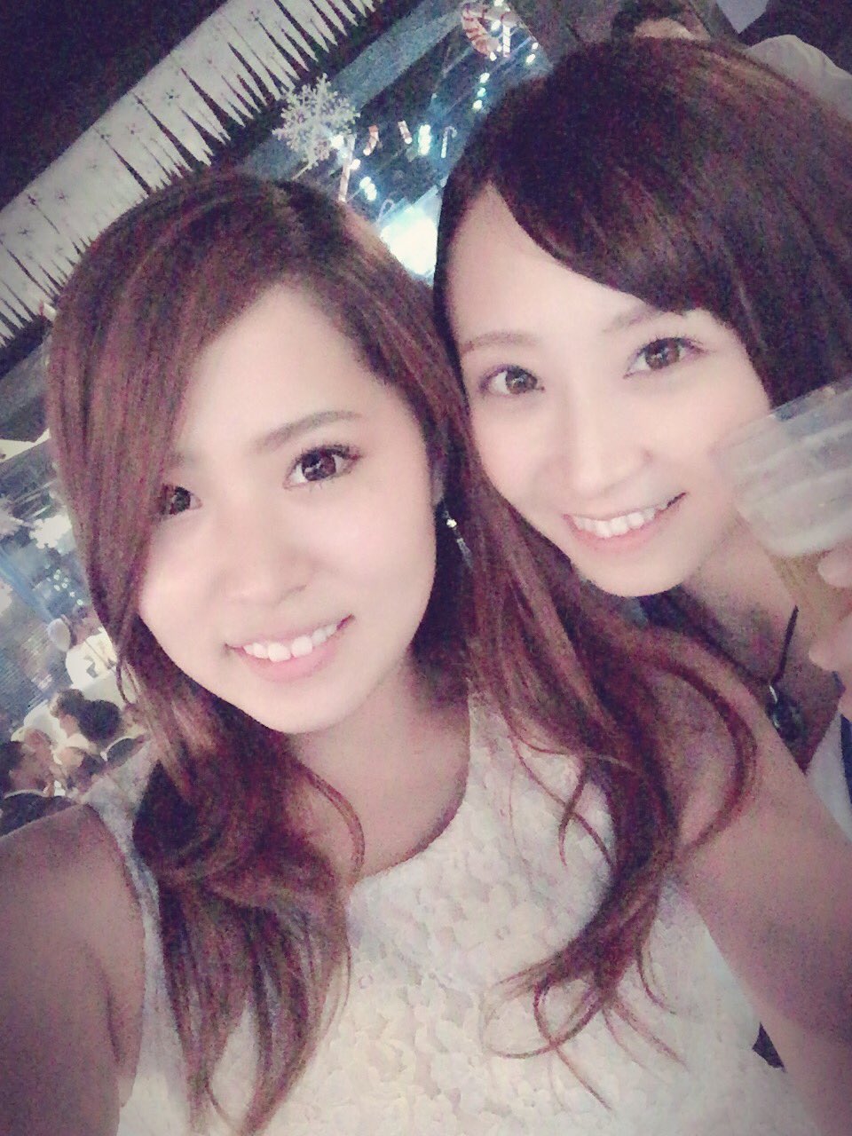 1 pic. ムーディーズさんの忘年会にお邪魔してきました♡ あゆみんとわかぱいと写真撮って！ ゆーりまんにもあって♡ まさかのsexyjメンバーに会うとわ！！笑 https://t.co/l3oK7e9xJF