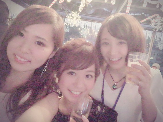 ムーディーズさんの忘年会にお邪魔してきました♡  あゆみんとわかぱいと写真撮って！ ゆーりまんにもあって♡  まさかのsexyjメンバーに会うとわ！！笑 https://t.co/l3oK7e9xJF