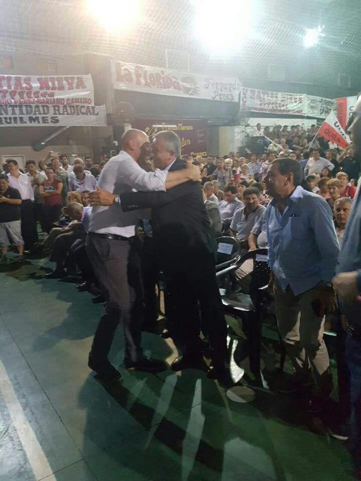 FelipeValleseQ's tweet photo. Así recibe @YoSoyMartiniano al represor @MoralesGerardo1 en Quilmes #MolinaesMorales #LibertadAMilagro https://t.co/w5bikavZ83