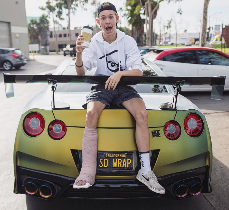 ThaoCathy's tweet photo. Happy birthday Tanner!! OMG you finally 17!! Enjoy your day! Don't let anyone ruin you day. It's your day! Love you Tanner!! ❤❤🎉 @tannerfox https://t.co/oHcAaLRAF3