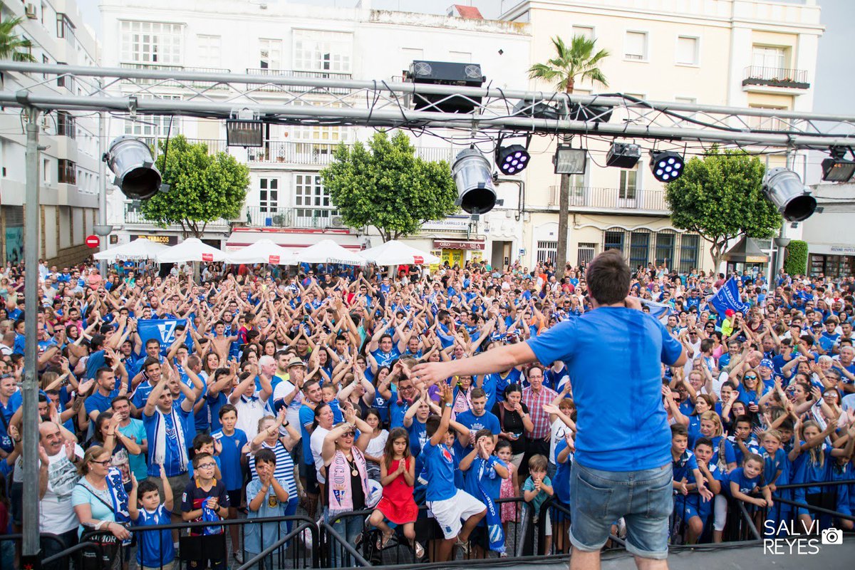 SanFernando_CD's tweet photo. 📷 ¿#LoteriaNavidad? 
¡A nosotros ya nos tocó el Gordo viviendo momentos como estos! ¡Gracias por estar siempre ahí, azulino! 👏
#MolaElAzul 💙 https://t.co/nG7ZJ1mIdU