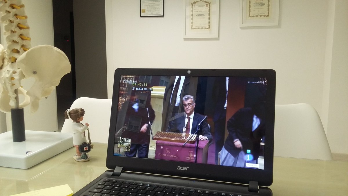 isabel_d_'s tweet photo. Entre paciente y paciente viendo la lotería, No tengo recuerdo de un 22/12 sin estar pegada al televisor #loteriaRTVE #LoteriaNavidad https://t.co/oco3LcSq5V