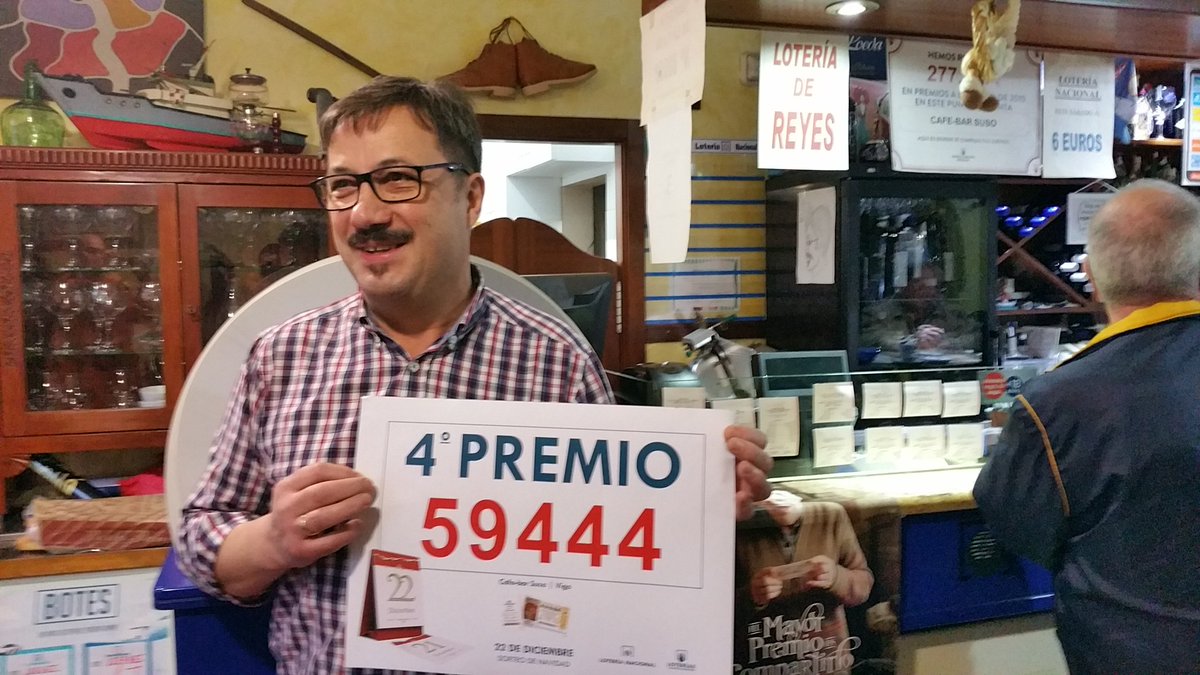 crtvg_vigo's tweet photo. .@TVGalicia un so décimo do 59444 en Vigo no Bar Suso de Teis entregado por Arturo Losón #LoteriaNavidad https://t.co/hdqKQhmvXB
