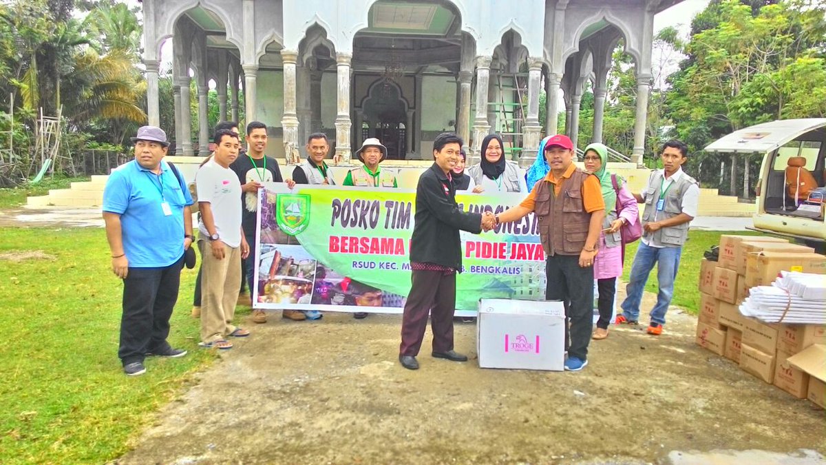 DPN_BSMI's tweet photo. Serah terima bantuan obat-obatan dari RSUD Kab. Bengkalis, Riau, diwakili Bpk. Iwan kepada Bpk. Djazuli (Ketua Umum BSMI) #BSMIPeduliAceh https://t.co/AGj5X68m66