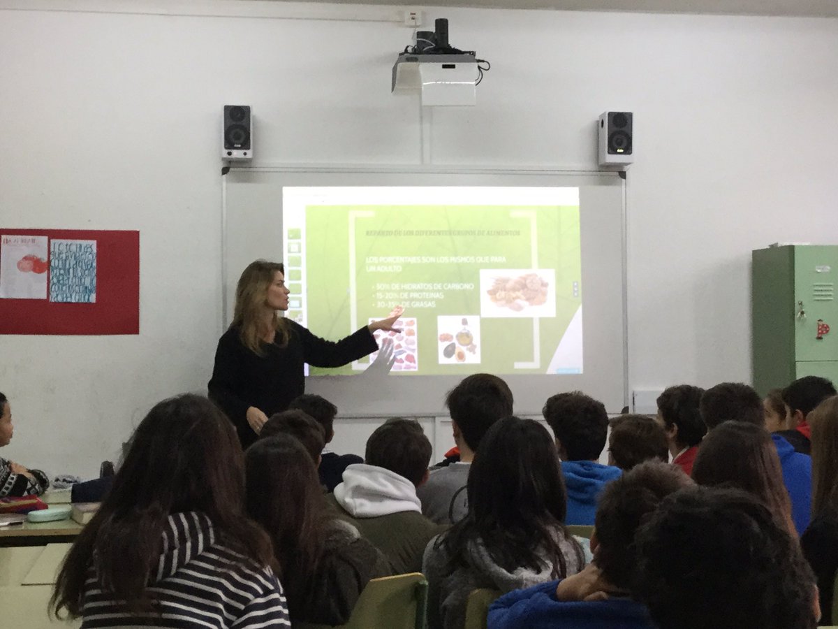 RebecaJoseCalvo's tweet photo. Alimentación saludable en 1° de la ESO de @ColBernadette gracias a Paula Rosso #SemanaDeLaCiencia https://t.co/ntKJicUDpt
